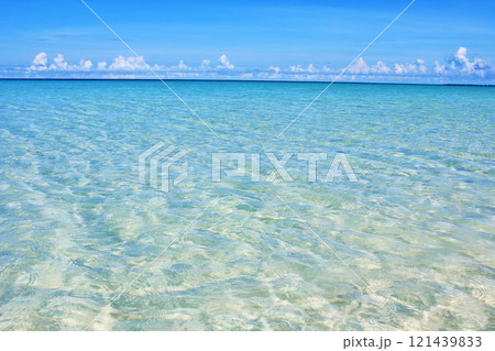 沖縄　青空の宮古島　与那覇前浜の海 121439833