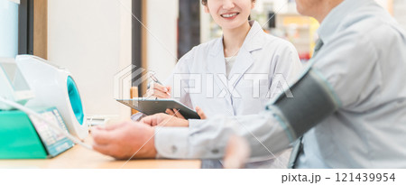 病院・クリニックで人間ドック・健康診断する男性と医師（血圧） 121439954