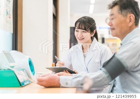病院・クリニックで人間ドック・健康診断する男性と医師（血圧） 121439955