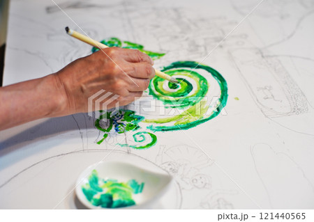 カメレオンの絵を描いている様子 121440565