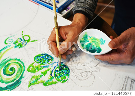 カメレオンの絵を描いている様子 カメレオンの絵を描いている様子 121440577