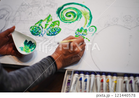 カメレオンの絵を描いている様子 カメレオンの絵を描いている様子 121440578