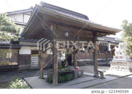竹細工のランプシェードが飾られた荘内神社の手水舎 121440584