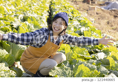畑で働く農家の女性 121440665
