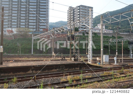 門司港駅の1番線と2番線の出発信号機 門司港駅の1番線と2番線の出発信号機 121440882
