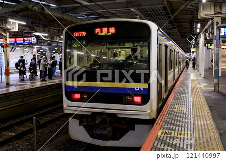 千葉駅に停車中の外房線209系2000番台電車 千葉駅に停車中の外房線209系2000番台電車 121440997