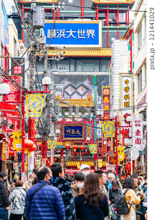 【神奈川県】たくさんの観光客で賑わう横浜中華街 【神奈川県】たくさんの観光客で賑わう横浜中華街 121441029