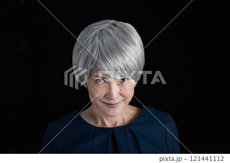 ニヤリとほくそ笑むグレーヘアのシニア女性 121441112
