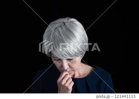寂しそうにうつむくグレーヘアのシニア女性 寂しそうにうつむくグレーヘアのシニア女性 121441113