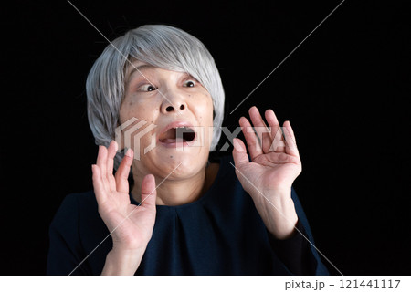 驚くシニア女性 121441117