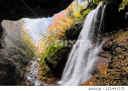 信州高山村 秋の松川渓谷 雷滝の紅葉 121441172