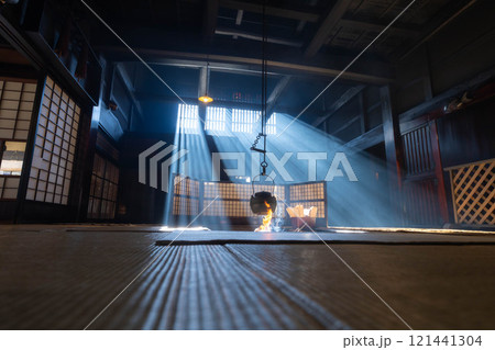 【光芒素材】冬の風物詩・妻籠宿脇本陣奥谷の光芒【長野県】 【光芒素材】冬の風物詩・妻籠宿脇本陣奥谷の光芒【長野県】 121441304