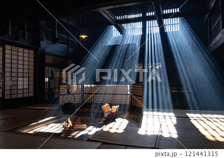 【光芒素材】冬の風物詩・妻籠宿脇本陣奥谷の光芒【長野県】 121441315