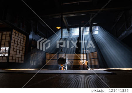 【光芒素材】冬の風物詩・妻籠宿脇本陣奥谷の光芒【長野県】 121441325