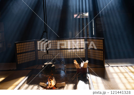 【光芒素材】冬の風物詩・妻籠宿脇本陣奥谷の光芒【長野県】 121441328