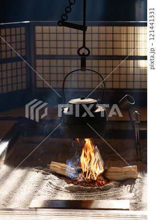 【光芒素材】冬の風物詩・妻籠宿脇本陣奥谷の光芒【長野県】 121441331