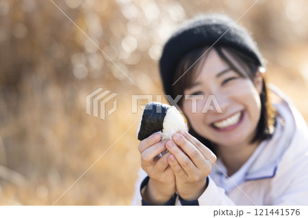 おにぎりを食べる女性 おにぎりを食べる女性 121441576
