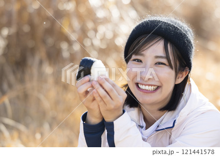 おにぎりを食べる女性 おにぎりを食べる女性 121441578