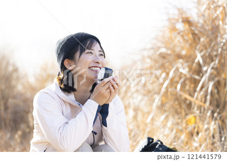 おにぎりを食べる女性 おにぎりを食べる女性 121441579
