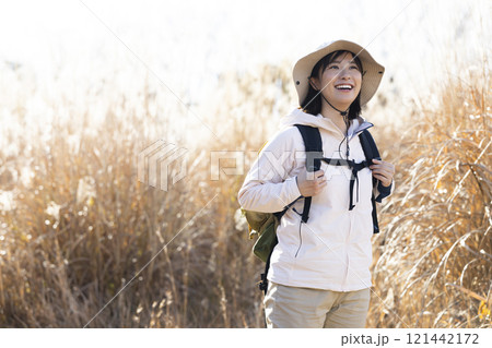 登山をする女性 121442172