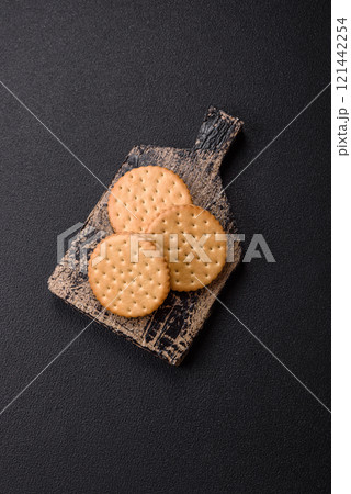 Round dotted snack snack cookies with cream 121442254