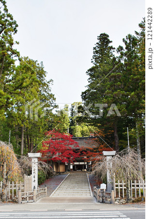 世界遺産高野山金剛峯寺正門の情景 121442289