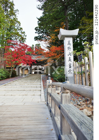 世界遺産高野山金剛峯寺正門の情景 121442290
