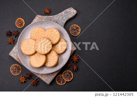 Round dotted snack snack cookies with cream 121442305