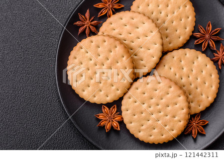 Round dotted snack snack cookies with cream 121442311