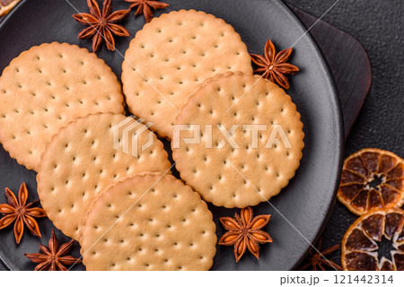 Round dotted snack snack cookies with cream 121442314