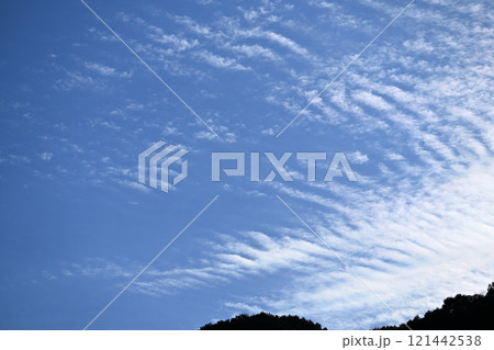 洗濯板状の雲【背景素材】 121442538