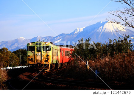 大山を背景に疾走する「ねずみ男列車」 大山を背景に疾走する「ねずみ男列車」 121442679