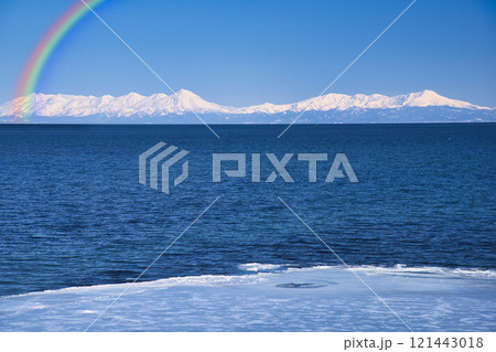 冬の風物詩・オホーツク海の流氷源にかかる虹 121443018