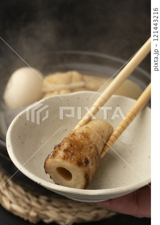 おでんを箸で持ち上げる 121443216