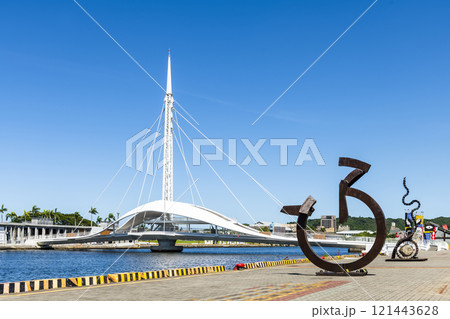 Building view of the beautiful Dagang Bridge (Great Harbor Bridge) connecting Pier-2 Art Center and Peng-lai Commercial Harbor in Kaohsiung, Taiwan. 121443628