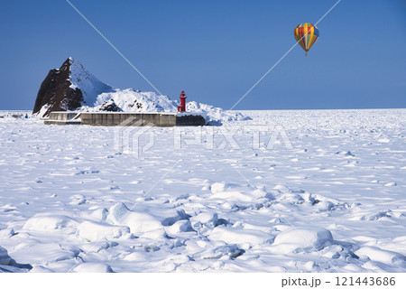 オホーツク海の流氷上空を漂うバルーン 121443686
