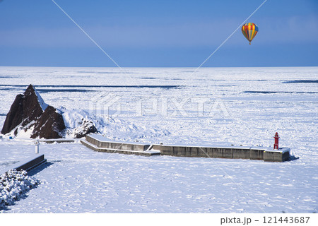 オホーツク海の流氷上空を漂うバルーン 121443687