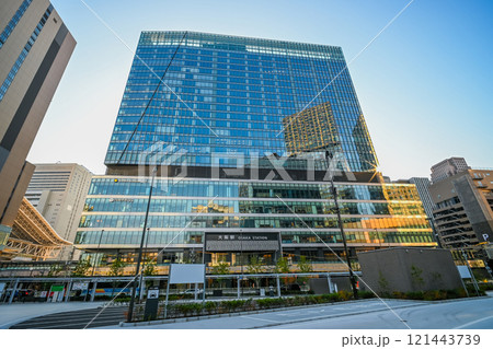 大阪駅ビルの都市風景 121443739