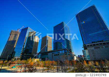 青空と高層ビルの都市風景 121443749