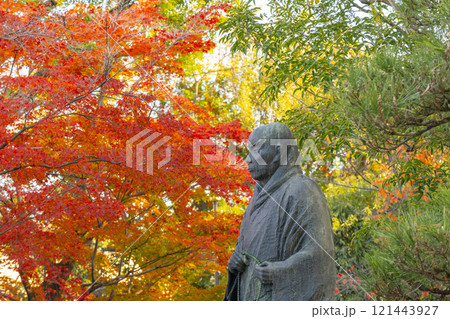 秋の京都　大谷本廟　紅葉に包まれた親鸞聖人像 121443927