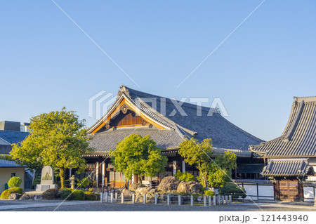 秋の京都　大谷本廟　仏殿　読経所 121443940
