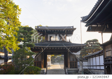 秋の京都　大谷本廟　二天門 121443947