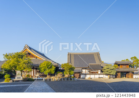 秋の京都　大谷本廟　仏殿　読経所 121443948