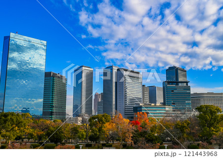 青空と大阪の都市景観 青空と大阪の都市景観 121443968