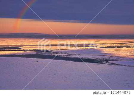 冬の風物詩・オホーツク海の流氷にかかる虹 121444075