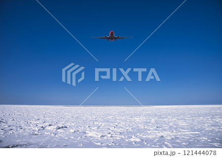 冬の風物詩・オホーツク海の流氷上空を飛行する飛行機 冬の風物詩・オホーツク海の流氷上空を飛行する飛行機 121444078