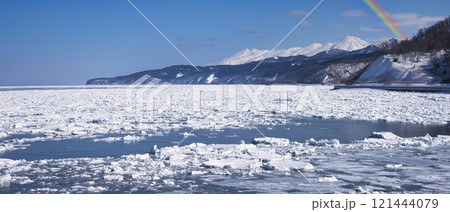 冬の風物詩・美しいオホーツク海の流氷 121444079