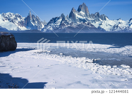 オホーツク海の流氷とフィッツロイ山合成 121444081