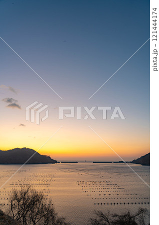 【港素材】大船渡湾の朝焼け【岩手県】 121444174