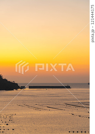 【港素材】大船渡湾の朝焼け【岩手県】 121444175